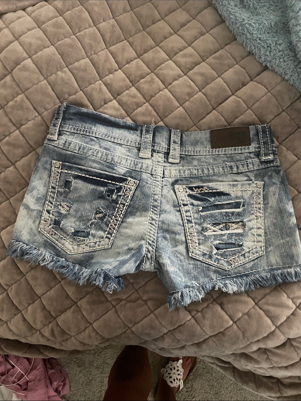 BKE Stella Women's Distressed Denim Shorts in Light Blue Wash - Picture 4 of 6